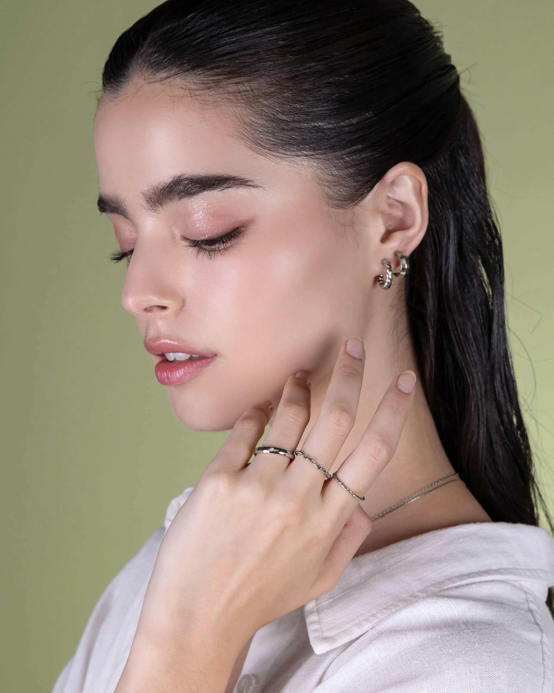 Alexus Minimalist Band Ring in Silver - Image 4
